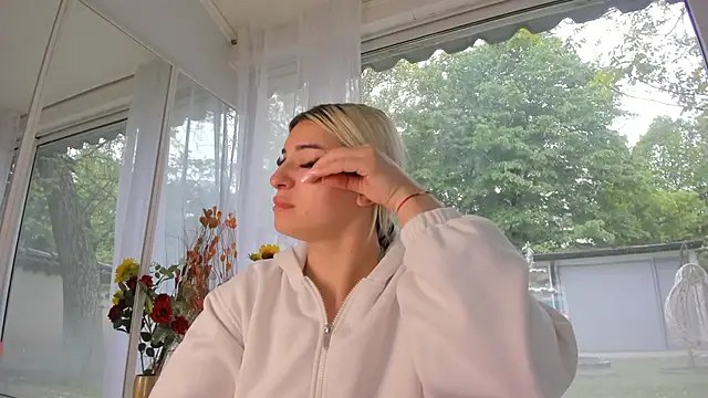 Ella Vee online show from May 2, 5:23 am