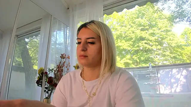 Ella Vee online show from May 5, 6:43 am