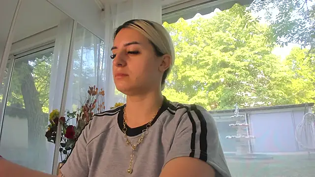 Ella Vee online show from May 6, 6:08 am