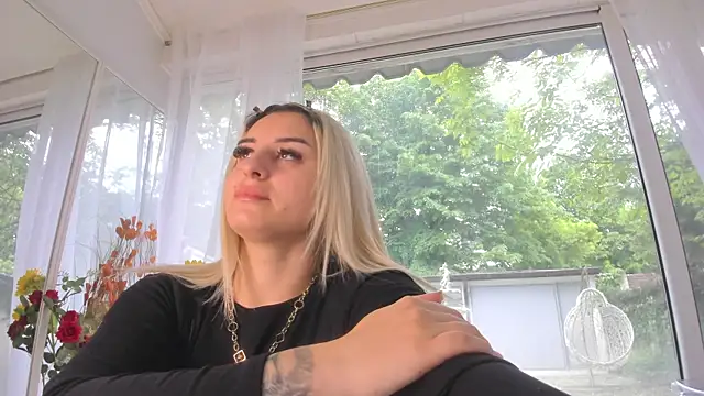 Ella Vee online show from May 8, 4:51 am