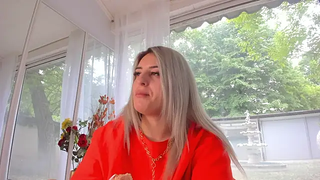Ella Vee online show from May 9, 5:45 am