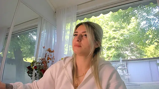 Ella Vee online show from May 15, 5:25 am