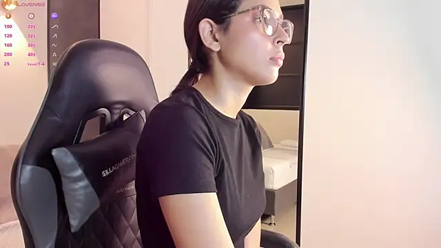 Snapshot of desireee_ chatting on October 9, 12:14 pm desireee online show from October 9, 12:14 pm