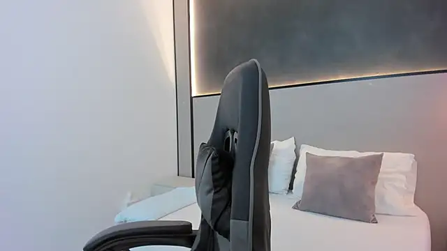 Snapshot of desireee_ chatting on October 20, 12:16 pm desireee online show from October 20, 12:16 pm