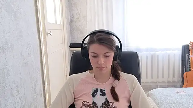 Snapshot of CutieAnny chatting on November 4, 4:44 am CutieAnny online show from November 4, 4:44 am