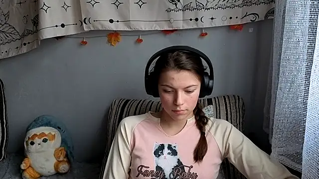 Snapshot of CutieAnny chatting on November 19, 4:23 am CutieAnny online show from November 19, 4:23 am