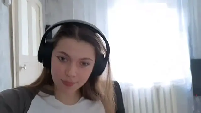 Snapshot of CutieAnny chatting on December 23, 6:00 am CutieAnny online show from December 23, 6:00 am