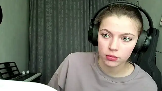 Snapshot of CutieAnny chatting on February 3, 6:11 am CutieAnny online show from February 3, 6:11 am