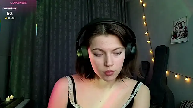 Snapshot of CutieAnny chatting on February 4, 8:31 am CutieAnny online show from February 4, 8:31 am