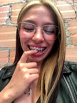 Snapshot of yourrmuse chatting on September 21, 9:05 pm yourrmuse online show from September 21, 9:05 pm