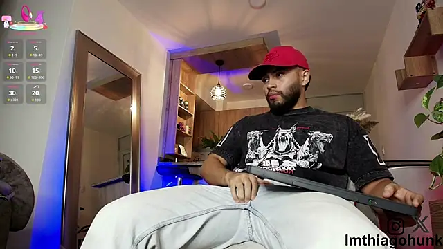 Snapshot of ThiagoHunk chatting on October 8, 3:59 am ThiagoHunk online show from October 8, 3:59 am