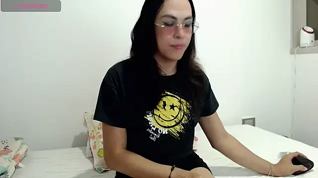 Snapshot of missblu chatting on April 10, 2:28 am missblu online show from April 10, 2:28 am