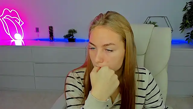 Snapshot of MilaAddams chatting on October 9, 5:38 am MilaAddams online show from October 9, 5:38 am