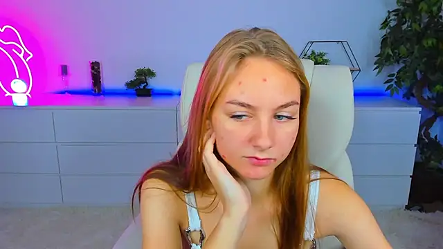 Snapshot of MilaAddams chatting on October 13, 5:40 am MilaAddams online show from October 13, 5:40 am