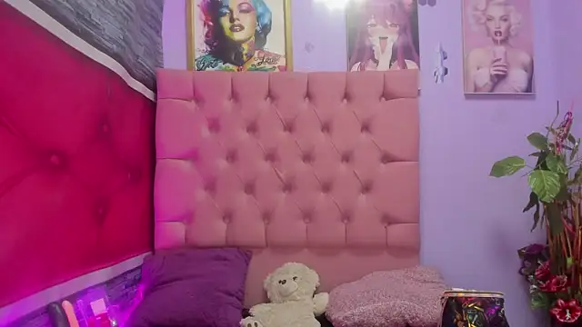 Snapshot of DakotaKS chatting on October 15, 4:34 am DakotaKS online show from October 15, 4:34 am