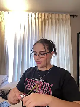 Snapshot of Tayler_Kim chatting on April 3, 6:28 pm Tayler Kim online show from April 3, 6:28 pm