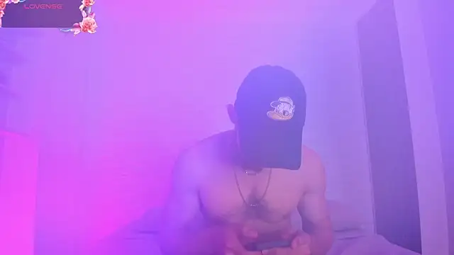 Snapshot of TyagoRoberts chatting on October 18, 12:39 pm TyagoRoberts online show from October 18, 12:39 pm