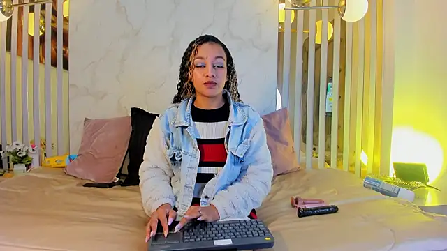 Melaniegh  online show from September 9, 11:10 am
