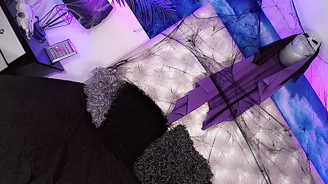 Valeria Swett  online show from October 25, 10:15 pm