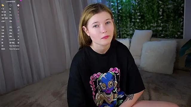 LynHillaire online show from March 5, 12:12 pm