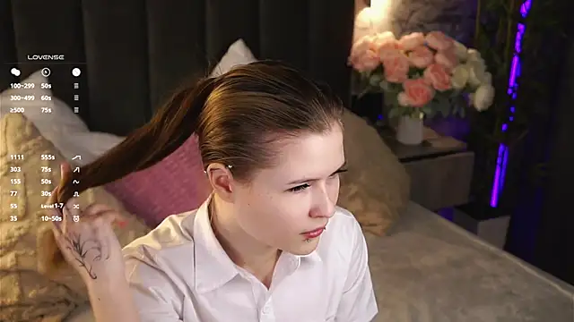 LynHillaire online show from May 4, 2:57 pm