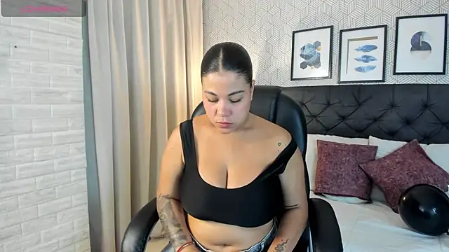 Snapshot of sophie__blare chatting on April 17, 7:17 pm sophie blare online show from April 17, 7:17 pm