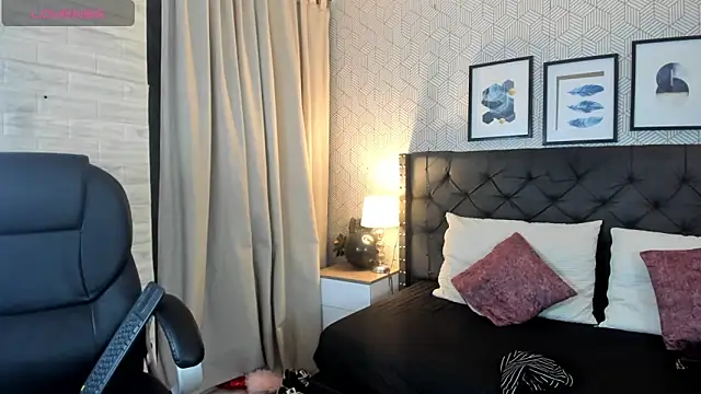 Snapshot of sophie__blare chatting on April 19, 7:05 pm sophie blare online show from April 19, 7:05 pm