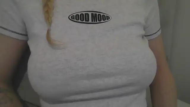 Snapshot of flirty_babe_x chatting on October 9, 5:00 pm flirty babe x online show from October 9, 5:00 pm