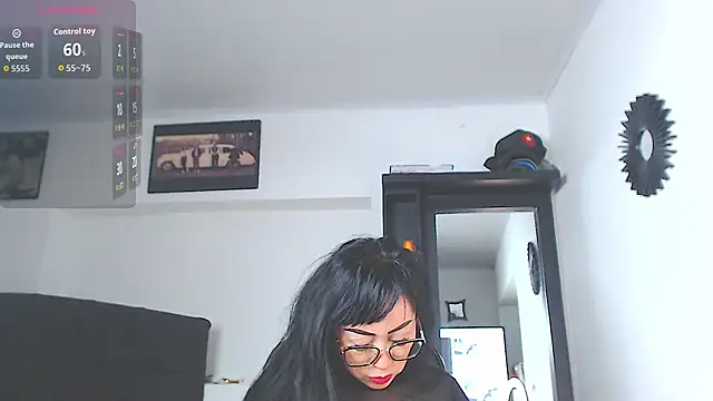 Snapshot of Vicky_hotmilf chatting on May 5, 8:33 am Vicky hotmilf online show from May 5, 8:33 am