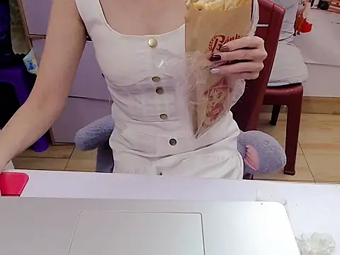 Snapshot of Funnygirl_9x chatting on December 15, 1:32 am Funnygirl 9x online show from December 15, 1:32 am