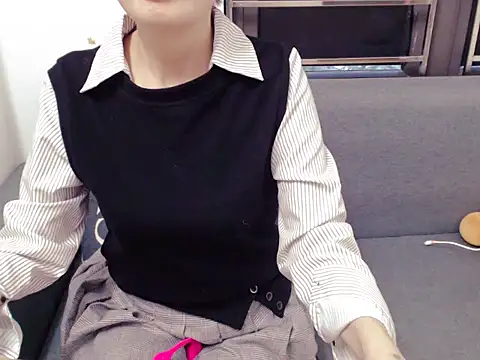 Snapshot of Funnygirl_9x chatting on February 2, 2:32 am Funnygirl 9x online show from February 2, 2:32 am