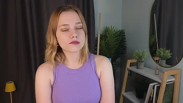 Snapshot of HollieCollelo chatting on October 22, 3:18 am HollieCollelo online show from October 22, 3:18 am