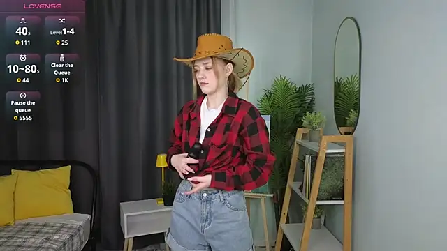 Snapshot of HollieCollelo chatting on October 27, 3:10 am HollieCollelo online show from October 27, 3:10 am