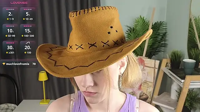 HollieCollelo online show from December 21, 3:13 am