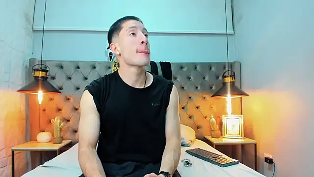 Snapshot of HunterHeat_ chatting on October 3, 12:02 pm HunterHeat online show from October 3, 12:02 pm