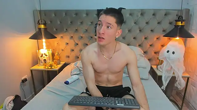 Snapshot of HunterHeat_ chatting on October 4, 8:07 pm HunterHeat online show from October 4, 8:07 pm