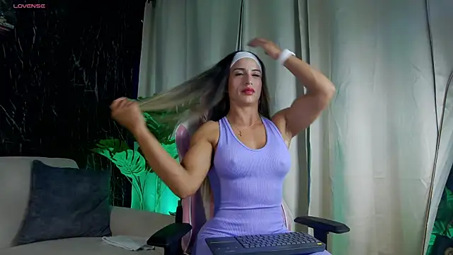 Snapshot of Emily_Foxx01 chatting on April 28, 10:48 pm Emily Foxx01 online show from April 28, 10:48 pm