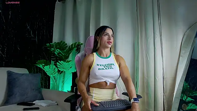 Snapshot of Emily_Foxx01 chatting on May 9, 11:21 pm Emily Foxx01 online show from May 9, 11:21 pm
