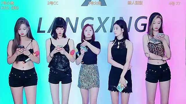 Snapshot of Emeralds_Girls chatting on October 1, 1:00 am Emeralds Girls online show from October 1, 1:00 am