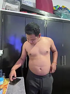 Snapshot of Danimiles chatting on February 20, 5:26 am Danimiles online show from February 20, 5:26 am