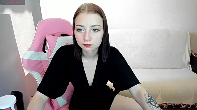 Snapshot of Your_Milka chatting on September 15, 4:01 am Your Milka online show from September 15, 4:01 am