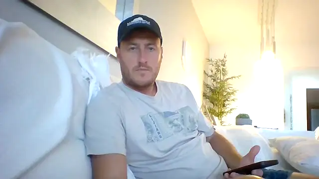 Snapshot of Londonlad818 chatting on October 29, 1:24 pm Londonlad818 online show from October 29, 1:24 pm