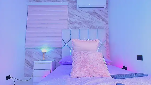 Snapshot of collet_1 chatting on November 5, 12:05 pm collet 1 online show from November 5, 12:05 pm