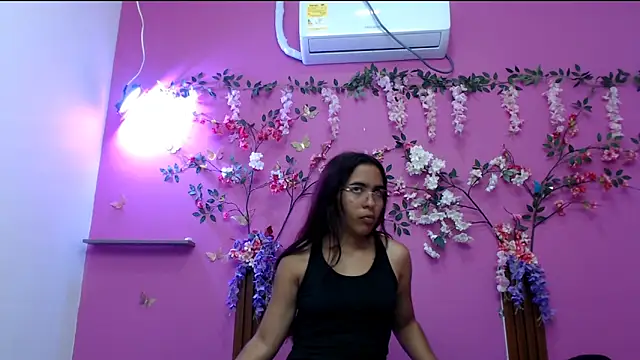 Snapshot of skinnysofia18 chatting on April 6, 1:45 pm skinnysofia18 online show from April 6, 1:45 pm