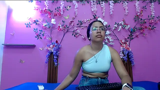 Snapshot of skinnysofia18 chatting on April 13, 12:54 pm skinnysofia18 online show from April 13, 12:54 pm