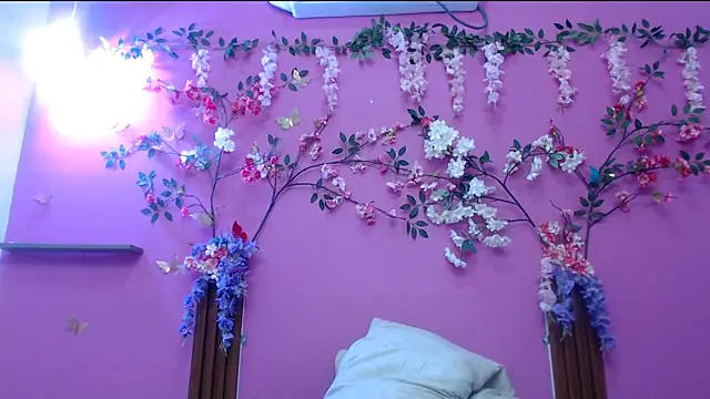 Snapshot of skinnysofia18 chatting on April 18, 1:59 pm skinnysofia18 online show from April 18, 1:59 pm