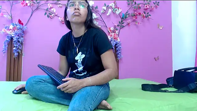 Snapshot of skinnysofia18 chatting on April 23, 1:46 pm skinnysofia18 online show from April 23, 1:46 pm