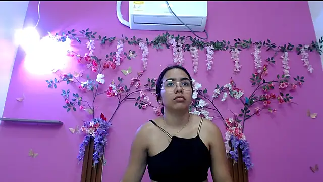 Snapshot of skinnysofia18 chatting on April 24, 1:57 pm skinnysofia18 online show from April 24, 1:57 pm