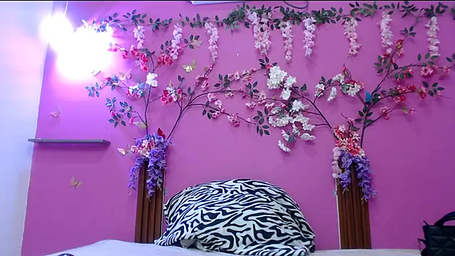 Snapshot of skinnysofia18 chatting on April 30, 1:39 pm skinnysofia18 online show from April 30, 1:39 pm