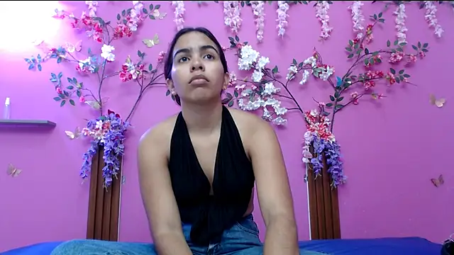 Snapshot of skinnysofia18 chatting on May 8, 1:27 pm skinnysofia18 online show from May 8, 1:27 pm